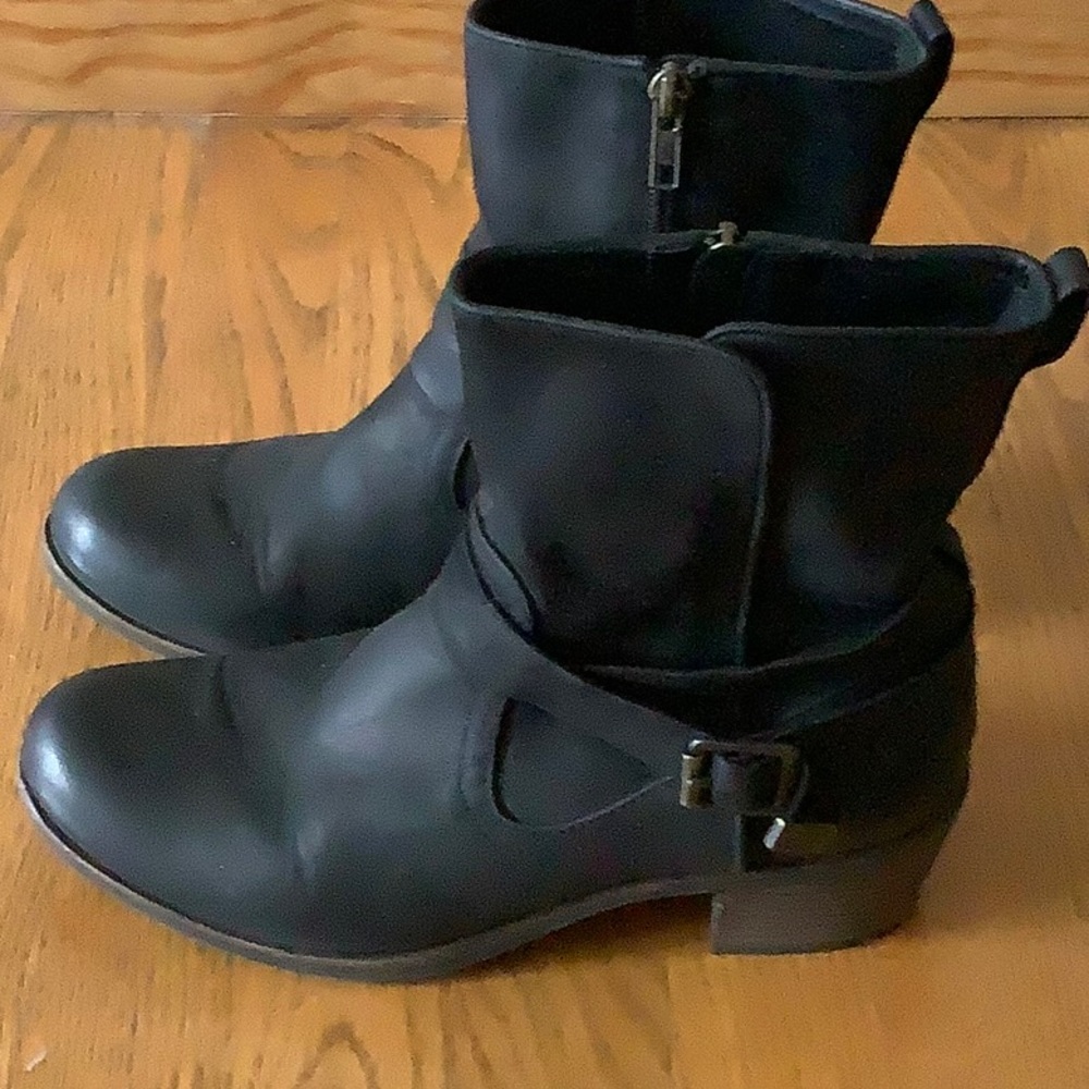 Ugg Size 8 Black Zip Up Dress Boots with Heel